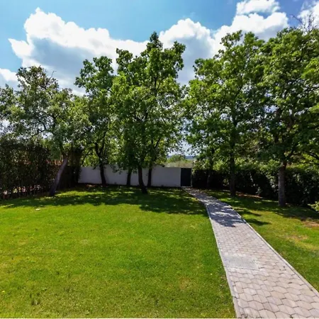 Peaceful Murvica Pool, Garden, And Modern Comfort Apartment