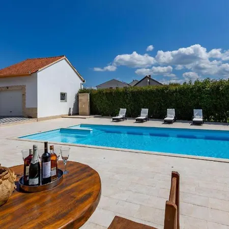 Apartment Peaceful Murvica Pool, Garden, And Modern Comfort